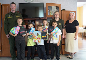 Военнослужащие Минской военной комендатуры приняли участие в акции «Соберём детей в школу»