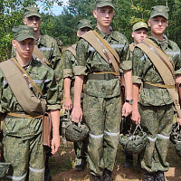 Курсанты изучают военное дело