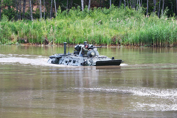 Занятия по преодолению водной преграды с военнослужащими 11 омбр