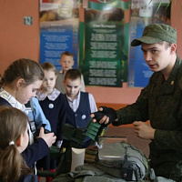 Военнослужащие в гостях у школьников