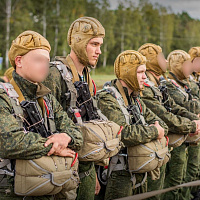 Военнослужащие 38 одшбр совершили прыжки с парашютом