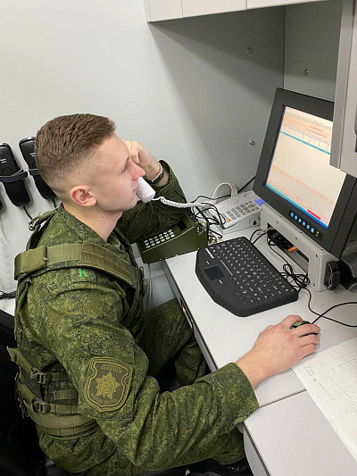 Практические занятия на технике связи с курсантами Военной академии