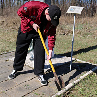 Воспитанники военно-патриотического клуба «Волот» приняли участие в республиканском субботнике вместе с 65 автбр