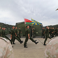 На Ашулуке подняли Государственные флаги Беларуси и России