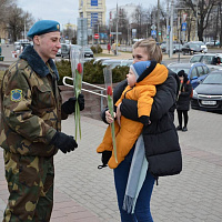 Десантники поздравили прекрасных жительниц Бреста 