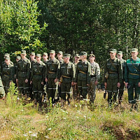 Курсанты изучают военное дело