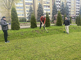 Фотофакт. Военнослужащие Департамента транспортного обеспечения принимают участие в республиканском субботнике
