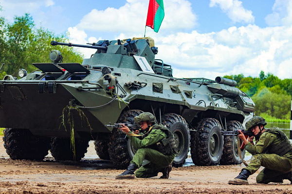 Мотострелки выполнили упражнение по преодолению водной преграды.