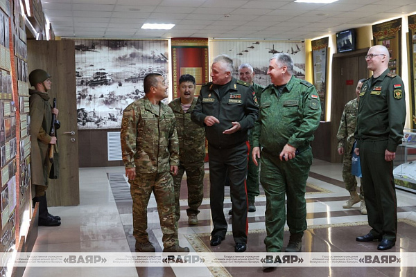 В Беларусь прибыла военная делегация из Казахстана
