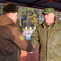 В соединениях и воинских частях военнослужащих торжественно провожают в запас