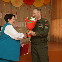 Военнослужащие Вооружённых Сил поздравили учителей с профессиональным праздником