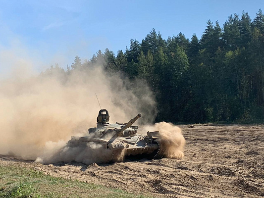 Курсанты 3 шпс 72 ОУЦ выполнили упражнение по вождению боевых машин