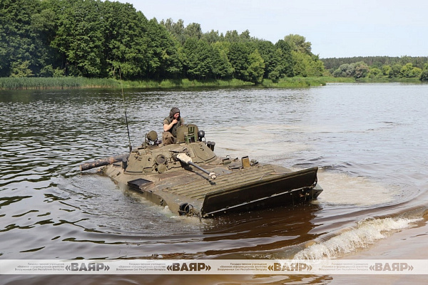 Практические занятия с военнослужащими 6 омбр и 11 омбр по вождению боевых машин с преодолением водной преграды