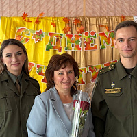 Военнослужащие Вооружённых Сил поздравили учителей с профессиональным праздником