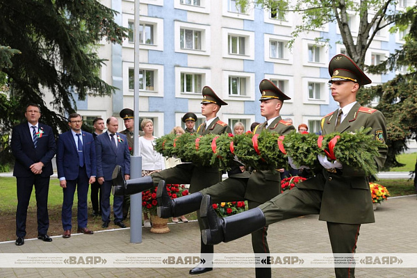 Возложили цветы к памятнику воинам-связистам, погибшим в годы Великой Отечественной войны