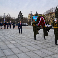 Торжественная церемония возложения цветов к монументу Победы