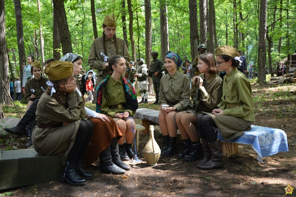 В урочище Красино реконструировали партизанскую стоянку