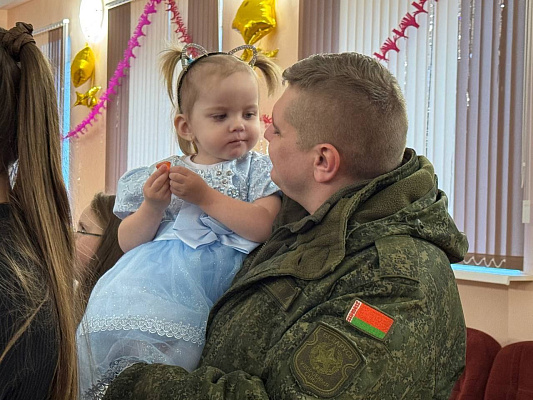Гвардейцы подарили детям праздник