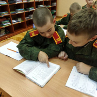 Школьники в погонах сели за парты