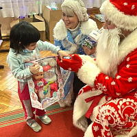 Поздравили детей 