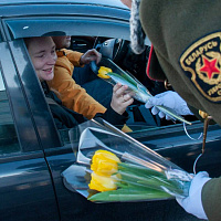 Накануне Дня женщин военнослужащие создают атмосферу праздника