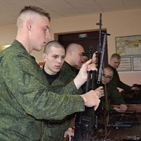 Гвардейцам вручили боевое оружие