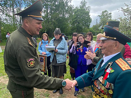 Военнослужащие 30 ождбр поздравили ветерана с наступающим праздником