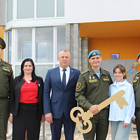 Сегодня в Марьиной Горке ключи от арендного жилья получили 26 семей военнослужащих Пуховичского гарнизона