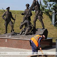 Завершаются монтажные работы по установке памятника, посвященного советским пограничникам