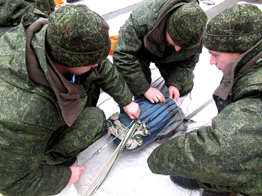 Подготовка к первому прыжку с парашютом