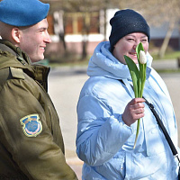 Брестские десантники поздравили горожанок с Днем женщин