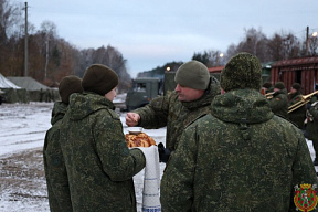 Белорусские военнослужащие встретили хлебом-солью коллег из России 