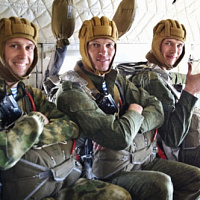 Брестские десантники выполнили прыжки с парашютом