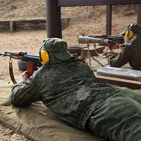 Штатным оружием владеют в совершенстве