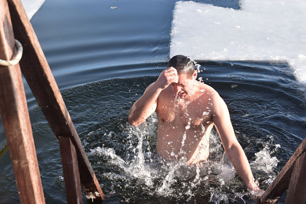 Традиционно белорусские военнослужащие приняли участие в крещенских купаниях в проруби