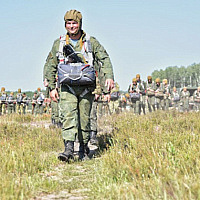 Брестские десантники выполнили прыжки с парашютом