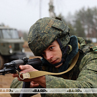 Военнообязанные, призванные из запаса на военные сборы, оттачивают военное мастерство на полигоне