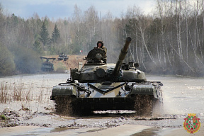 Экипаж машины под водой