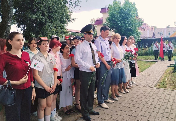 Представители военно-транспортного факультета в БелГУТ возложили венки к местам захоронения советских воинов
