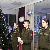 Представители военно-медицинского института в БГМУ поздравили детей с наступающими праздниками 