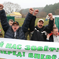 И пером и топором!