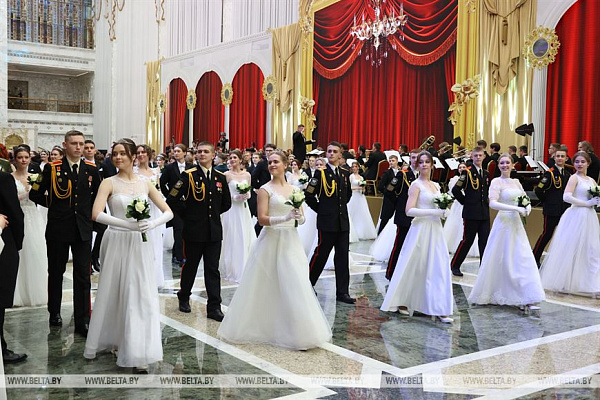 Новогодний бал для молодежи прошел во Дворце Независимости