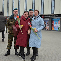 Десантники поздравили прекрасных жительниц Бреста 