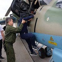 Знакомство с авиационной техникой и часы от Министра обороны: Ярослав Горелик побывал в 50 саб