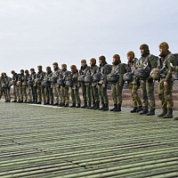 Военнослужащие 38 одшбр совершили свой первый прыжок с парашютом с высоты 800 метров