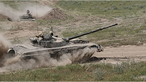 Экипажи танков Т-72 провели учение в горах Таджикистана