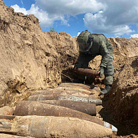 Военнослужащие сводного отряда инженерных войск заканчивают работы по сплошной очистке территории в Слуцком районе