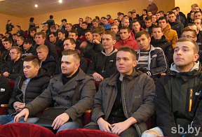 В Лунинецком районе парням в торжественной обстановке вручили повестки в армию 