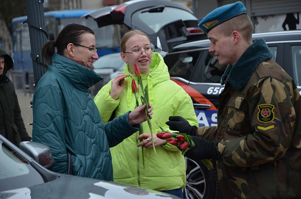 Десантники поздравили прекрасных жительниц Бреста 