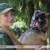 Военные кинологи посетили воспитанников школьного лагеря Колодищанской средней школы